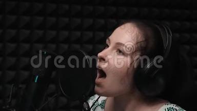 情绪化的<strong>歌唱</strong>。 美丽的白种人女人在录音室唱歌。 带有麦克风和黑色<strong>背景</strong>的声乐工作室。